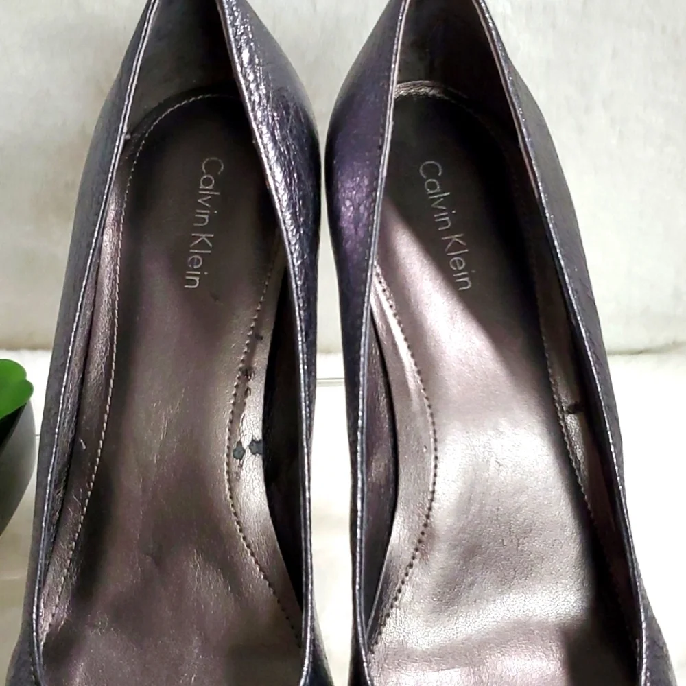 CALVIN KLEIN Scarlet Crinkle Metallic Graphite Pump